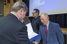 Wręczenie dr. inż. Aleksandrowi Starakiewiczowi (Katedra Budownictwa Ogólnego) nagrody za publikację o liczbie punktów 140