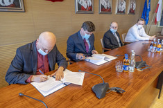 Podpisanie umowy. Od lewej prof. J. Sęp, J. Pachana, Z. Syzdek i M. Forystek, fot. B.Motyka