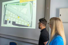 Prezentacja pracy pt. „Projekt rewitalizacji Placu Targowego przy ulicy Targowej w Rzeszowie” przez jej autorów inż. arch. Natalię Kalitę oraz inż. arch. Rafała Jędrucha, opiekun: prof. dr hab. inż. Marek Gosztyła, fot. mgr Dawid Zientek