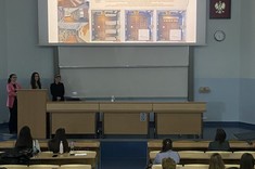 Prezentacja "Projektu aranżacji filii nr.2 w Rzeszowie - PERON" przez studentki należące do Koła Architektonicznego ZARYS.