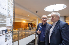 Na zdjęciu od lewej: dr hab. inż. Lesław Gniewek, prof. PRz - Prorektor ds. Nauki oraz prof. dr hab. inż. Lech Lichołai - Dziekan Wydziału Budownictwa, Inżynierii Środowiska i Architektury podczas wystawy prac studenckich, wykonanych w ramach zajęć Projektowanie architektoniczne – usługi II