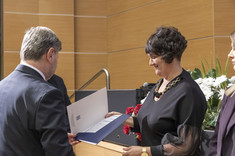 Wręczenie dr hab. inż. Bożenie Babiarz, prof. PRz (Zakład Ciepłownictwa i Klimatyzacji) nagrody za publikację o liczbie punktów 140