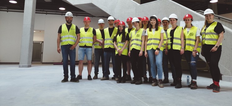 Członkowie Koła Młodych PZITB na placu budowy Podkarpackiego Centrum Nauki "Łukasiewicz" w Rzeszowie