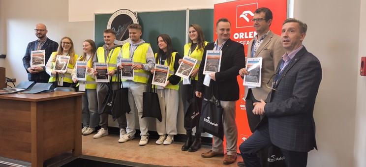 Pracownicy Katedry Dróg i Mostów Politechniki Rzeszowskiej im. Ignacego Łukasiewicza oraz studenci Politechniki Rzeszowskiej im. Ignacego Łukasiewicza podczas VIII edycji Latającego Uniwersytetu Drogowego.