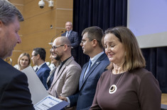 Wręczenie prof. dr hab. inż. Barbarze Tchórzewskiej-Cieślak (Katedra Zaopatrzenia w Wodę i Odprowadzania Ścieków) nagrody za publikację o liczbie punktów 200