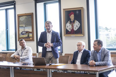 Wystąpienie Pana mgr. inż. Andrzeja Sowy - Kanclerza PRz, na zdjęciu również m.in. prof. dr hab. inż. Marek Gosztyła oraz dr hab. inż. Bartosz Miller, prof. PRz