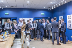 Uczestnicy uroczystego wręczenia dyplomów ukończenia studiów podyplomowych Architektura Wnętrz i Wystawiennictwa /AWiW/ oraz Technologia BIM w projektowaniu i realizacji inwestycji budowlanych /T_BIM/