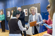 Pani dyrektorka liceum ALO Renata Łunarska grtuluje wyróżnionej w konkursie uczennicy