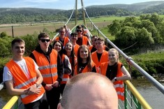 Studenci kierunku transport znajdujący się na kładce wiszącej dla pieszych w miejscowości Witryłów nad rzeka San