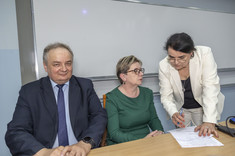 Od lewej: prof. dr hab. inż. Lech Lichołai - Dziekan Wydziału Budownictwa, Inżynierii Środowiska i Architektury Politechniki Rzeszowskiej im. Ignacego Łukasiewicza, dr hab. Iwona Włoch, prof. PRZ - Prorektor ds. Kształcenia, dr inż. Barbara Rusinek - Przewodniczącej Komitetu Okręgowego Olimpiady Wiedzy i Umiejętności Budowlanych, fot. B.Motyka