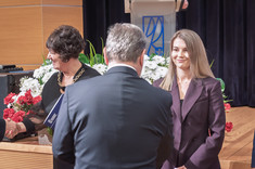 Wręczenie dr inż. Ewelinie Barnat (Zakład Ciepłownictwa i Klimatyzacji) nagrody za publikację o liczbie punktów 140