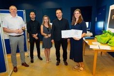 Wręczenie nagród laureatce głosowania studentów i III miejsca w całym konkursie - mgr inż. Weronice Bojdo, od lewej: dr hab. inż. Piotr Nazarko, prof. PRz, mgr inż. arch. Łukasz Bajda, dr inż. Izabela Piegdoń, dr inż. Krzysztof Boryczko, mgr inż. Weronika Bojdo.