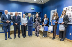 Od lewej: dr hab. inż. Piotr Nazarko, prof. PRz, prof. dr hab. inż. Lech Lichołai, dr hab. inż. arch. Anna Martyka, prof. PRz, dr inż. Marzena Kłos, prof. PRz, mgr sztuki Weronika Nowak, trzy wyróżnione absolwentki AWiW