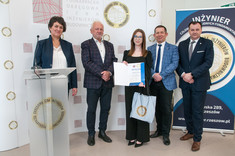 Wręczenie nagrody laureatce III nagrody - Pani mgr inż. Wiktorii Janos, od lewej: dr hab. inż. Bożena Babiarz, prof. PRz, mgr inż. Łukasz Kaczmarczyk, mgr inż. Wiktoria Janos, dr hab. inż. Bartosz Miller, prof. PRz, mgr inż. Wacław Kamiński 
