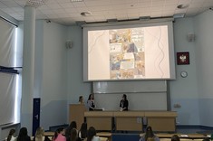 Prezentacja projektu przez studentki należące do Koła Architektonicznego ZARYS.