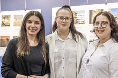 Trzy kobiety z ciemnymi długimi włosami, jedna ubrana na czarno, dwie na biało stoją obok siebie i uśmiechają się do zdjęcia. Na zdjęciu od lewej: arch. A. Pomykała, mgr. J. Makar-Płaza, arch. A. Jóżwiakowska.