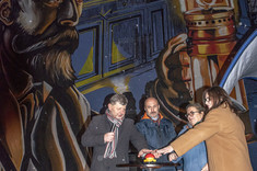 Uczestnicy wydarzenia uruchamiający oświetlenie Muralu, fot. B.Motyka