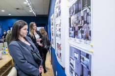 Absolwentki studiów podyplomowych pn. "Architektura Wnętrz i Wystawiennictwa" podczas wystawy wybranych prac projektowych absolwentów tego kierunku.