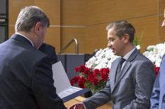 Wręczenie dr. hab. inż. Adamowi Masłoniowi, prof. PRz (Katedra Inżynierii i Chemii Środowiska) nagrody za publikację o liczbie punktów 140