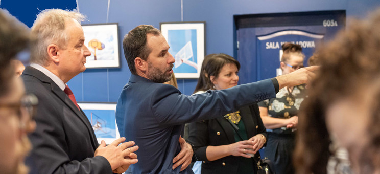 Otwarcie Galerii P_okaz - Autor wystawy z Dziekanem Wydziału, fot. Arkadiusz Surowiec