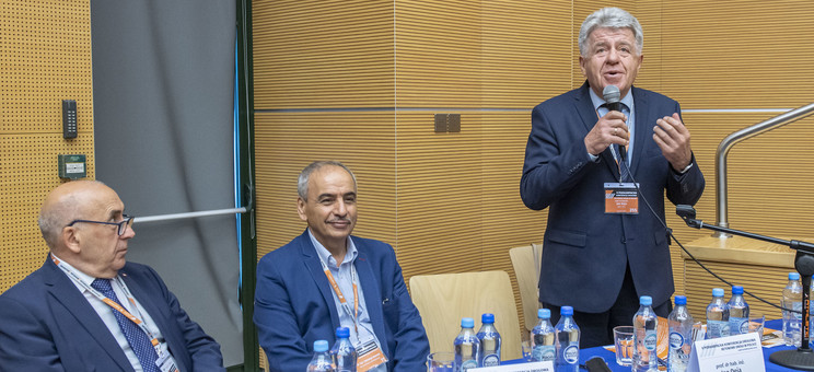 Od lewej: M. Surowiec, dr inż. Z. Kamel, prof. J. Deja, fot. B. Motyka