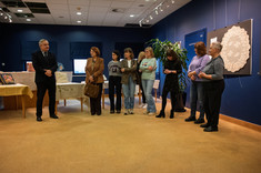 Zaproszeni goście słuchają przywitania Pana Dziekana