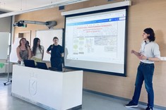 Wystąpienie studentów (trzech dziewczyn i jednego chłopaka) podczas międzynarodowych studenckich warsztatów urbanistycznych: MARKETPLACES AS PLACES OF LOCAL ACTIVITIES – STRATEGY, DESIGN, PEOPLE