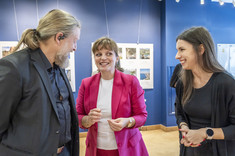 Na pierwszym planie dwie kobiety i mężczyzna podczas rozmowy, uśmiechają się. Na zdjęciu od lewej: arch. W. Matłok, dr arch. J. Dudek, arch. A. Pomykała.