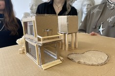 Makieta stworzona podczas warsztatów modelarskich "Dom marzeń", odbywanych w ramach programu Via Carpatia, w "Pracowni rysunku" w budynku M, przez uczniów Akademickiego Liceum Ogólnokształcącego w Rzeszowie.