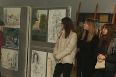 Dr hab. inż. Jolanta Dźwierzyńska, prof. Uczelni oraz cztery studentki na tle prac rysunkowych: Aleksandry Sadowskiej (3 prace, w tym dwie na pierwszej planszy), Kamili Rząsy, Izabeli Jaworskiej, Moniki Wiśniewskiej i Wiktorii Niemczyk.