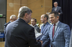 Wręczenie dr. hab. inż. Bartoszowi Millerowi, prof. PRz (Katedra Mechaniki Konstrukcji) nagrody za publikację o liczbie punktów 140