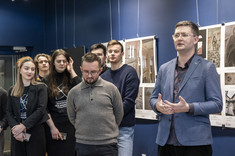 Damian Pękalski przemawia do obecnych na wernisażu