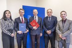Uczestnicy spotkania, w tym od prawej: dr hab. inż. Adam Masłoń, prof. PRz - Katedra Inżynierii i Chemii Środowiska, prof. dr hab. inż. Lech Lichołai - Dziekan Wydziału Budownictwa, Inżynierii Środowiska i Architektury, dr hab. inż. Lesław Gniewek, prof. PRz - Prorektor ds. Nauki, mgr Eryk Trojanowski - wójt Gminy Niebylec
