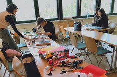 Studenci w trakcie pracy warsztatowej nad modelami placu.