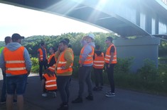 Studenci kierunku transport na tle mostu drogowego w Sielnicy