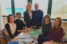 Prof. Luis Arturo Méndez Alba i prof. Justyna Kobylarczyk w gronie studentów.
