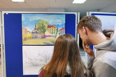 Dwoje studentów oglądających prace Pana Jakuba Licaka i Pani Moniki Szyszki, fot. mgr inż. arch. Beata Raś.