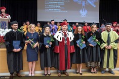 Nowi doktorzy w dyscyplinie inżynieria środowiska, górnictwo i energetyka wraz z Rektorem PRz oraz przewodniczącym Rady Dyscypliny Inżynieria Środowiska, Górnictwo i Energetyka oraz kierownikiem Katedry Inżynierii i Chemii Środowiska