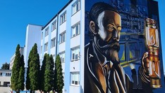 Mural przedstawiający Ignacego Łukasiewicza - znajdujący się na ścianie jednego z budynków Uczelni