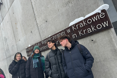 Przedstawiciele Koła Naukowego Architektury Miejsc Społecznych przed Muzeum Sztuki Współczesnej w Krakowie MOCAK, fot. B.Walicka-Góral