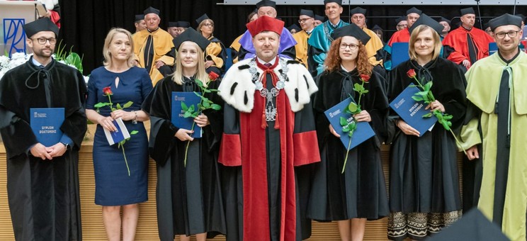 Od lewej: dr inż. Maksymilian Cieśla, dr hab. inż. Renata Gruca-Rokosz, prof. PRz, dr inż. Katarzyna Maj-Zajezierska, prof. dr hab. inż. Piotr Koszelnik - Rektor PRz, dr inż. Małgorzata Miąsik, dr inż. Paulina Sobolewska, prof. dr hab. inż. Daniel Słyś - przewodniczący Rady Dyscypliny Inżynieria Środowiska, Górnictwo i Energetyka
