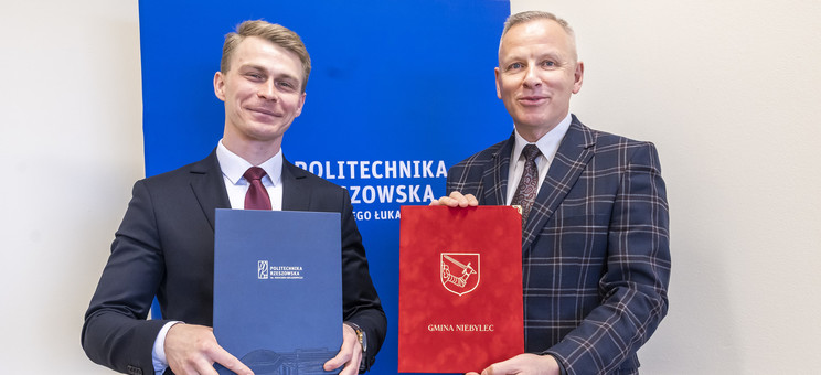 Od lewej: mgr Eryk Trojanowski - wójt Gminy Niebylec, prof. PRz dr hab. inż. Lesław Gniewek - Prorektor ds. Nauki