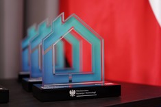 Statuetki w konkursie studenckim "Małe budownictwo- duże korzyści", fot. GUNB