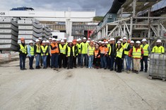 Uczestnicy warsztatów w ramach 6. edycji Latającego Uniwersytetu Drogowego przy budowie tunelu w ciągu drogi S-19 w Babicy oraz ich zapoznanie z "Karpatką" - maszyną TBM.