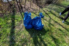 Worki z odpadami zebranymi z brzegów rzeki Wisłok.
