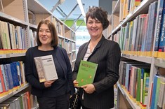 Od lewej dr inż. Joanna Krasoń, dr hab. inż. Bożena Babiarz, prof. Uczelni w bibliotece Politechniki Białostockiej.