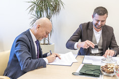 Podpisanie umowy, od lewej: prof. J. Sęp , mgr inż. D. Homa