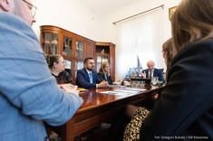 Spotkanie Klaudii Wiekierak i Klaudii Lewko - studentek kierunku architektura oraz autorek projektu "BeeSpot" oraz dr inż. arch. Joanny Figurskiej-Dudek z Katedry Architektury i Dziedzictwa Kulturowego z Władzami Miasta Rzeszów - Konradem Fijołkiem - Prezydentem Miasta Rzeszowa, Krzysztofem Stańko - Wiceprezydentem Miasta Rzeszowa oraz Zarządem Zieleni Miejskiej w Rzeszowie.