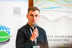 Wystąpienie Kamila Błachowicza - studenta kierunku geodezja i planowanie przestrzenne dotyczące referatu pt. „Porównanie dokładności i jakości rekonstrukcji 3D metodami Gaussian Splatting oraz Structure from Motion”, którego opiekunem naukowym był mgr inż. Adrian Moskal.