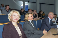 Uczestnicy spotkania, na pierwszym planie od lewej: dr inż. Marzenia Kłos - Prodziekan ds. Kształcenia, dr hab. inż. Lidia Buda-Ożóg, prof. Uczelni, fot. B.Motyka